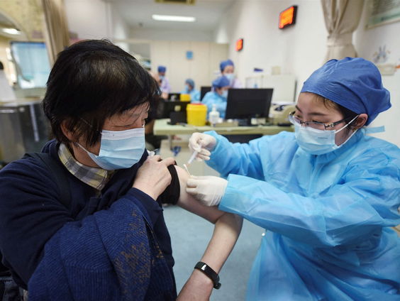 Waarom China de halve wereld, maar niet de Chinezen vaccineert