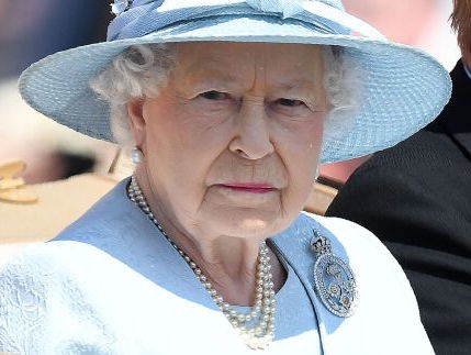 Koningin slaat troonrede jaartje over