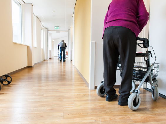 Hoe kunnen we ouderen met dementie beter helpen?