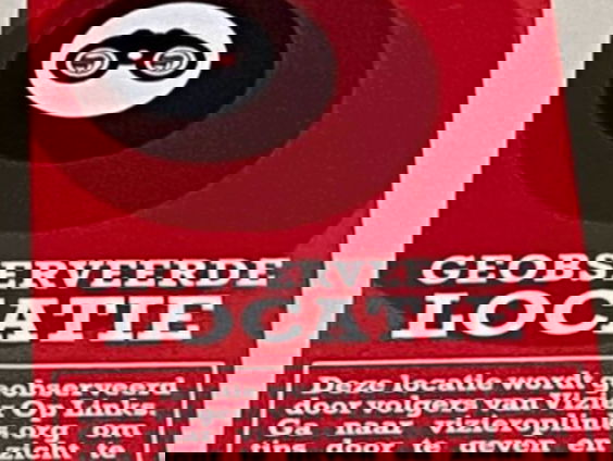 Wie zit achter de stickers 'Vizier Op Links'?