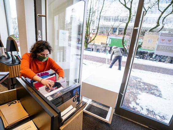 Veel niet-essentiële winkels weer deels open voor afhalen