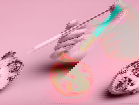 Experimenteren met lustopwekkend eten: 'met je blote billen in een slagroomtaart!'