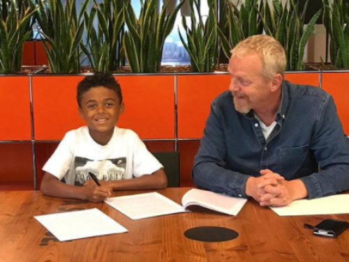 9-jarige Shane Kluivert nu al onder contract bij Nike - kan dat zomaar?