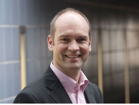 Jaap van der Rest met zijn verkiezingsspeech voor Gert-Jan Segers