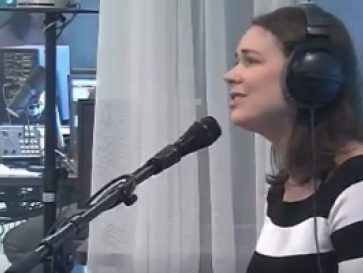 Rachèl Louise in 'De Strijdbare 17' met haar protestsong March