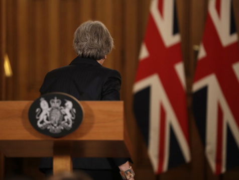 Kabinetsleden en partijgenoten laten May in de steek