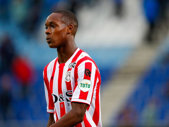 Emanuel Emegha draagt eerste doelpunt voor Sparta op aan overleden ploeggenoot