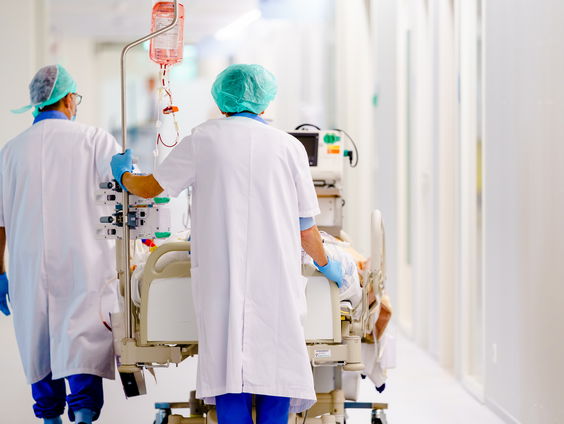 Cabaretier Freek de Jonge, Errol Esajas, Viroloog Bert Niesters en Psycholoog Steven Pont over corona-aanpak