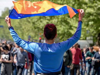 Armeense leider doet een ‘Poetintje’