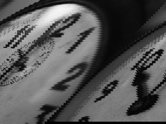 ‘Het is onzin om de avondklok een uur later in te laten gaan.’