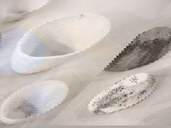 Nienke Hoogvliet maakt schaaltjes van wc-papier