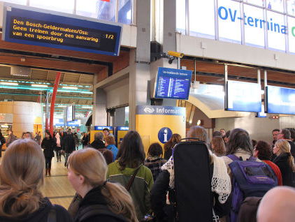 Stand.NL: 'De NS geeft het goede voorbeeld door reizigers genderneutraal aan te spreken'