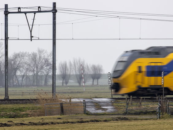 Deze boer vecht al jaren tegen gevaarlijke spoorwegovergang