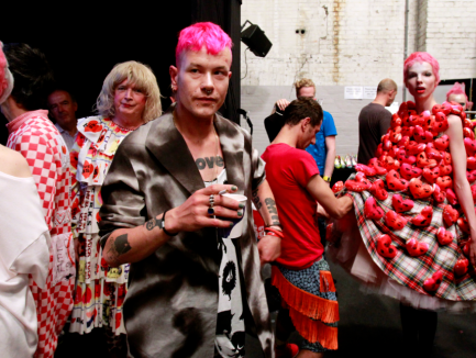 Het is bijna Amsterdam Fashion Week. Wij spreken ontwerper Bas Kosters