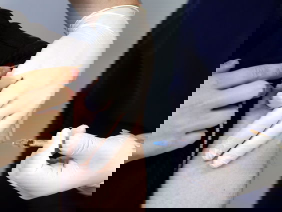 Gezondheidsraad over derde coronaprik voor mensen met ernstige afweerstoornis