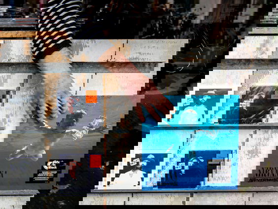 Baby op albumhoes Nevermind van Nirvana klaagt band aan voor kinderporno