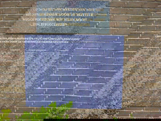 Mai Verbij bij het Razziamonument in Beverwijk