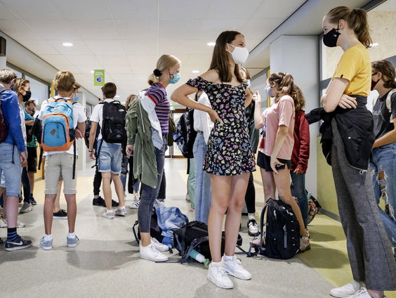 Mondkapjeskwestie verdeelt scholen, zorgen over gezondheidsrisico's blijven