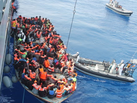 Eric Corton over een vluchtelingenkamp in Italië