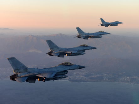 Legendarisch F16-vlieger nam afscheid van zijn 'MIG-killer'': een inkijkje in het jongensboek van Peter T ...