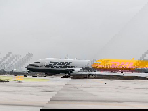 DHL gaat pakketjes bezorgen met elektrische vliegtuigen