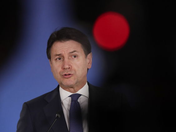 Premier Conte onder vuur