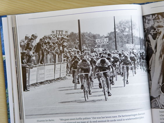 Fotograaf Tonny Strouken blikt terug op de Ronde van 1955: hoe een gesloten spoorwegovergang de overwinni ...