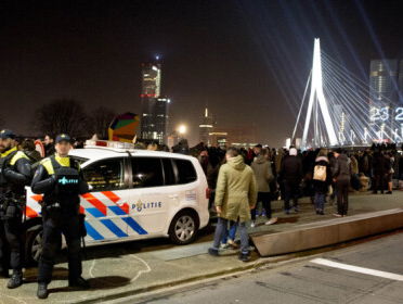 Politie verliest vertrouwen in politiek - Met Ockje Tellegen en politieagent