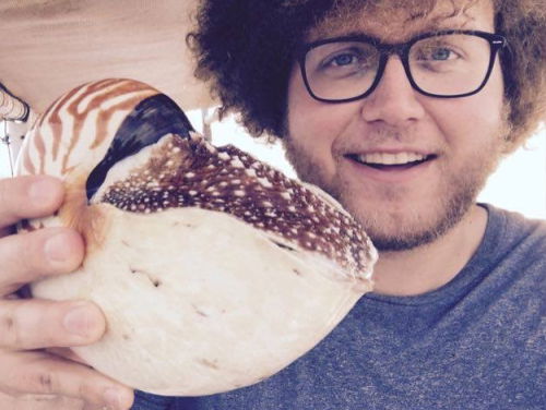 Inktvissen, leeuwentongen, meerkoeten en plastic bekers: hoe Auke-Florian de radio 1 studio in een museum ...