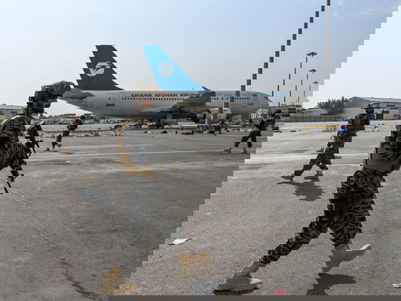 Nederlandse militairen sturen Afghaanse gezinnen op evacuatielijst weg van vliegveld