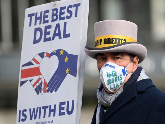 Battle for Brexit: BoJo tussen twee vuren