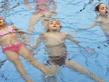 Michiel van Nispen (SP) wil dat alle kinderen weer leren zwemmen