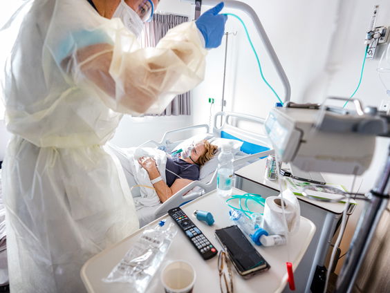 ‘Zwaardere coronamaatregelen zijn nodig, we moeten terug naar maart’