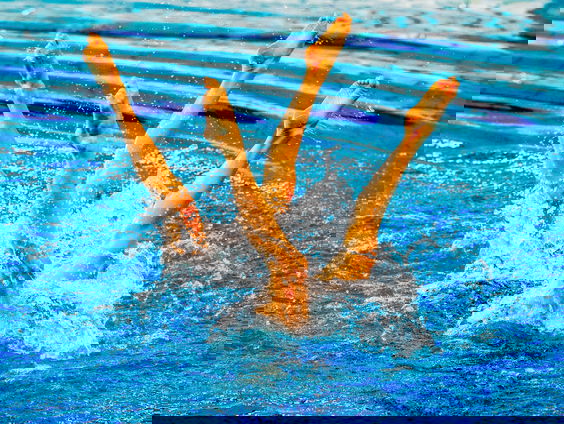 Hoe horen synchroonzwemmers muziek onder water?