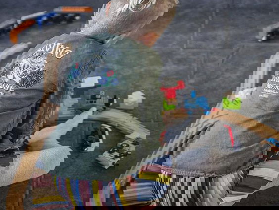 Joyce maakt jurkjes voor jongens