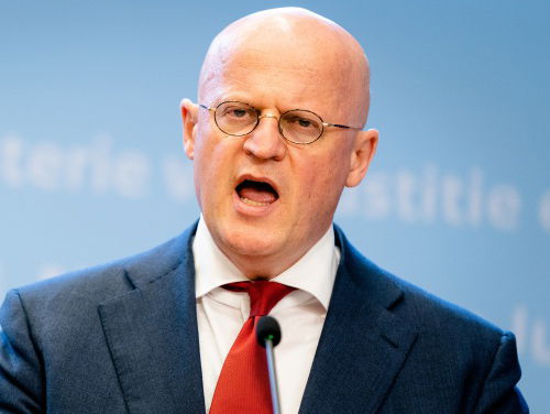 Verslaggever Mattijs van de Wiel in gesprek met minister Grapperhaus