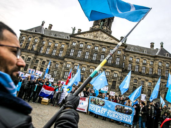 Bijzondere ontmoeting tussen in Nederland wonende Oeigoeren en de Amerikaanse ambassadeur