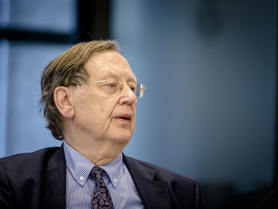 Moeten we ons uit de crisis investeren of bezuinigen?