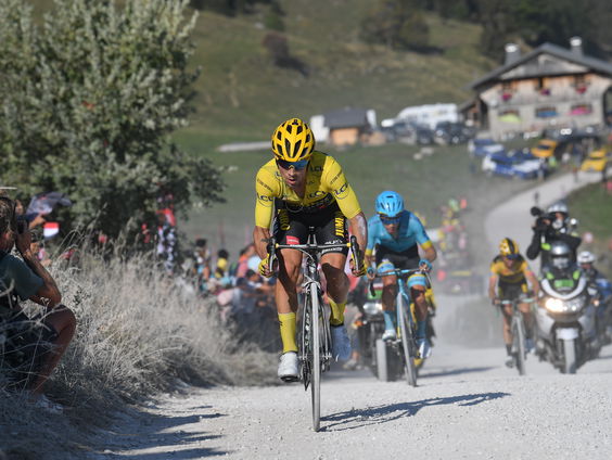 Rammelend en stuiterend de kiezels over in de Tour de France