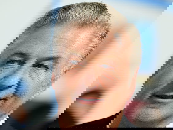 Acteurs ‘verbijsterd’ over ongeluk met wapen Alec Baldwin: ‘Dit gebeurt alleen bij onachtzaamheid’