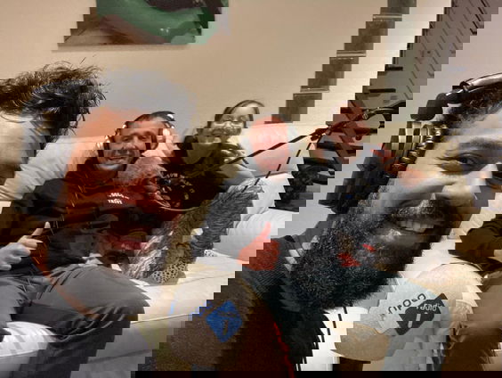 Michael beschermde zijn zaak tegen relschoppers maar kreeg een boete voor overtreden avondklok