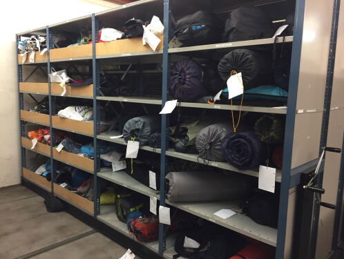 Een kijkje in het depot met gevonden voorwerpen van NS