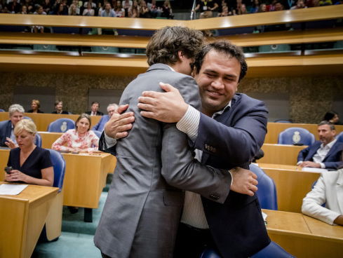 Joost Vullings op de waterfiets met ex-Kamerlid Zihni Özdil