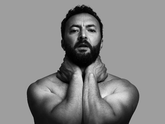 Nasrdin Dchar speelt voor een lege zaal