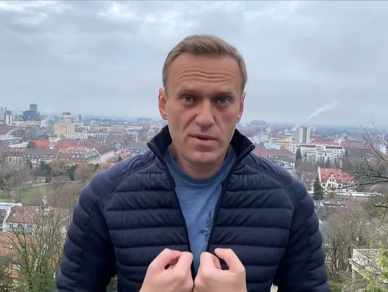 Poetins kwelgeest Navalny vliegt morgen terug naar Moskou
