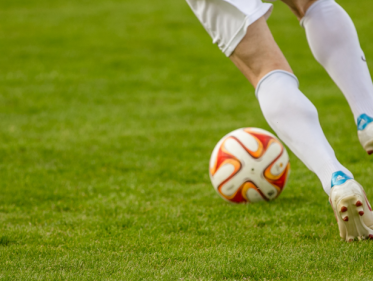 Hand ophouden past voetbalsector niet