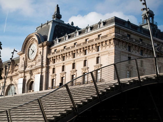 Instanties zouden mensen niet mogen weigeren op basis van kleding