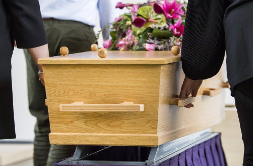 Iede Hoorn is uitvaartverzorger en vindt dat "het mooiste vak van de