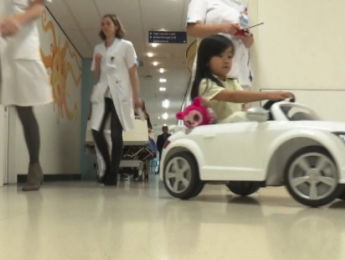 Dankzij mini-auto gaan kinderen 'met een big smile de operatiekamer in'