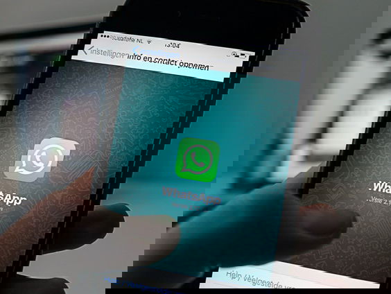 Minister Grapperhaus gebruikt WhatsApp: Hoe veilig is dat?